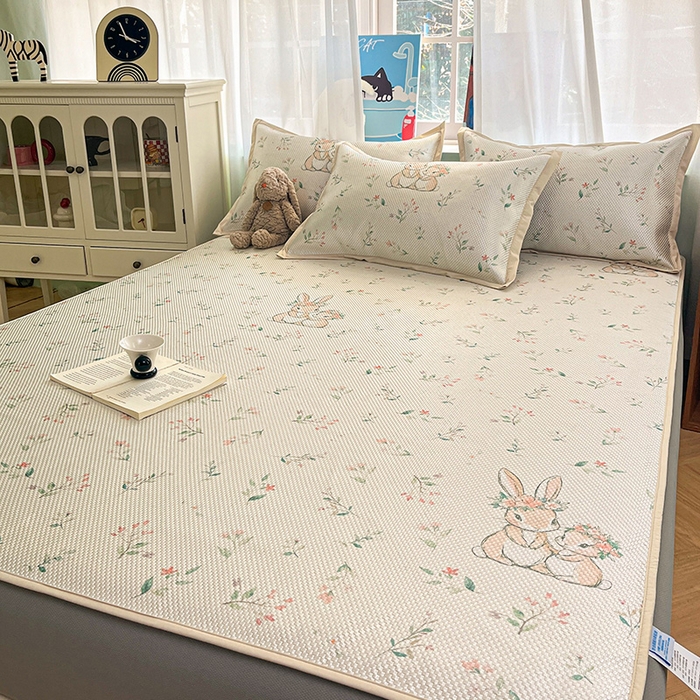 91家纺网 家纺一手货源 找家纺 布卢姆床垫2025新款A类数码印花冰藤席夏凉席--床笠款 花园小兔床笠