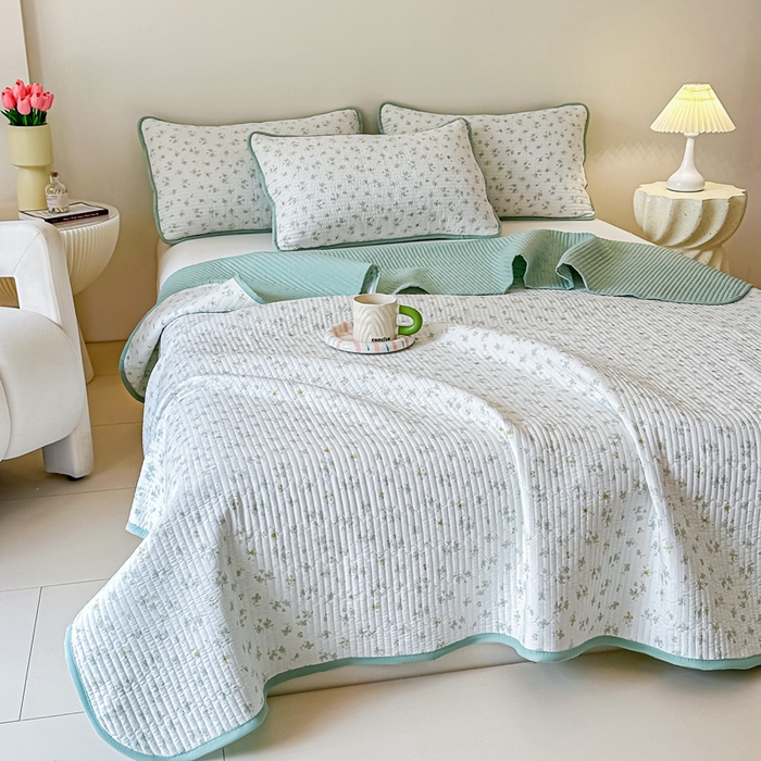 91家纺网 家纺一手货源 找家纺 橘夏家纺2025爆款棉感珍珠绸印花床盖三件套 花非花-仙踪绿