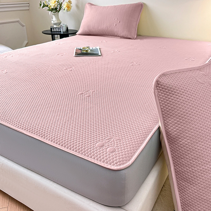 91家纺网 家纺一手货源 找家纺 布卢姆床垫2025新款A类PE乙纶冰豆豆床笠款凉席 樱桃粉