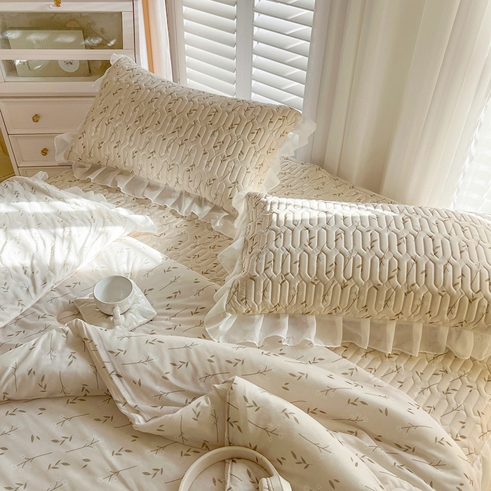 91家纺网 家纺一手货源 找家纺 慕澄2025新款小版印花床裙款乳胶凉席凉感丝夏被四件套 叶子青青