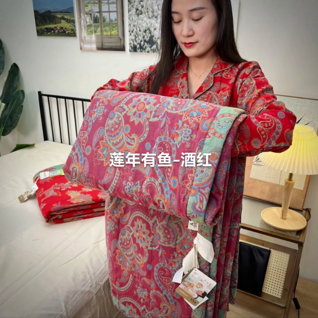 91家纺网 家纺一手货源 找家纺 鲁爱家纺供货 2025新款全棉双层纱提花夏被 莲年有鱼-酒红