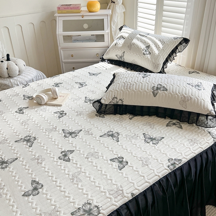 91家纺网 家纺一手货源 找家纺 慕澄2025新款小清新印花凉感丝花床裙款乳胶凉席 黑蝴蝶