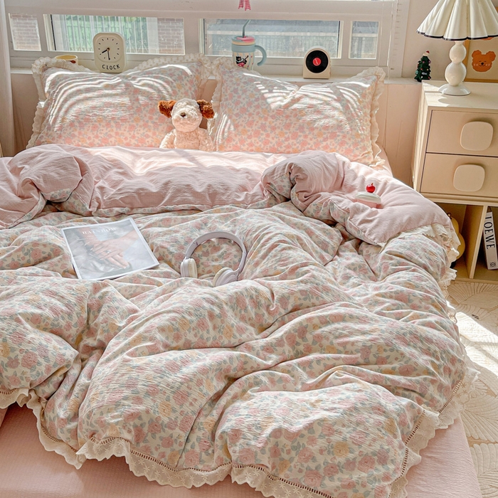 91家纺网 家纺一手货源 找家纺 2025新款云感木棉皱皱双层纱全棉花边四件套 春风里