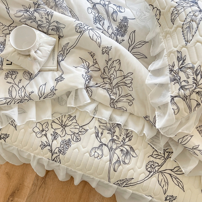 91家纺网 家纺一手货源 找家纺 慕澄2025新款小版印花床裙款乳胶凉席凉感丝夏被四件套 赫本