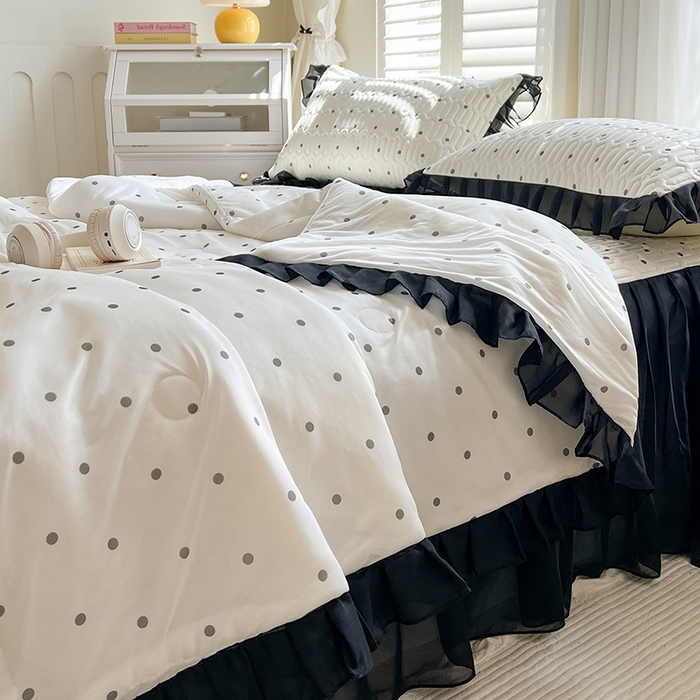 91家纺网 家纺一手货源 找家纺 慕澄2025新款小版印花床裙款乳胶凉席凉感丝夏被四件套 黑波点