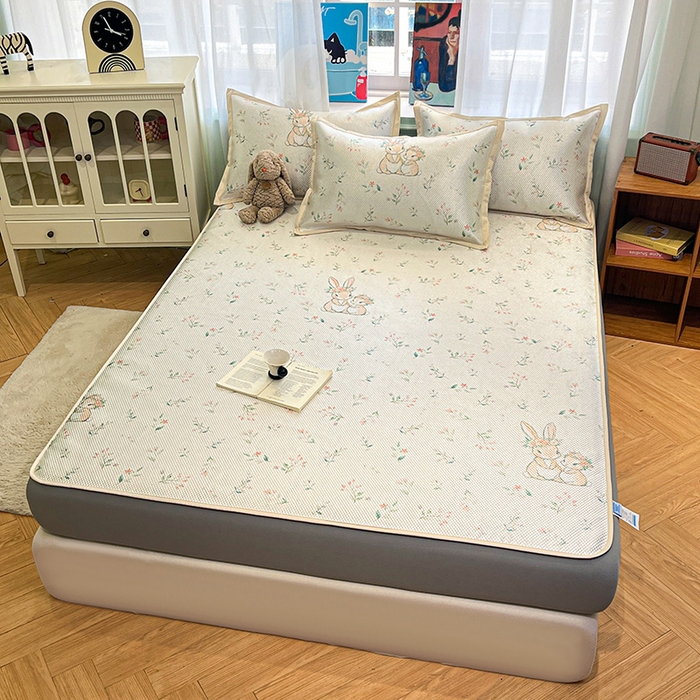 91家纺网 家纺一手货源 找家纺 布卢姆床垫2025新款A类数码印花冰藤席夏凉席--床笠款 花园小兔床笠