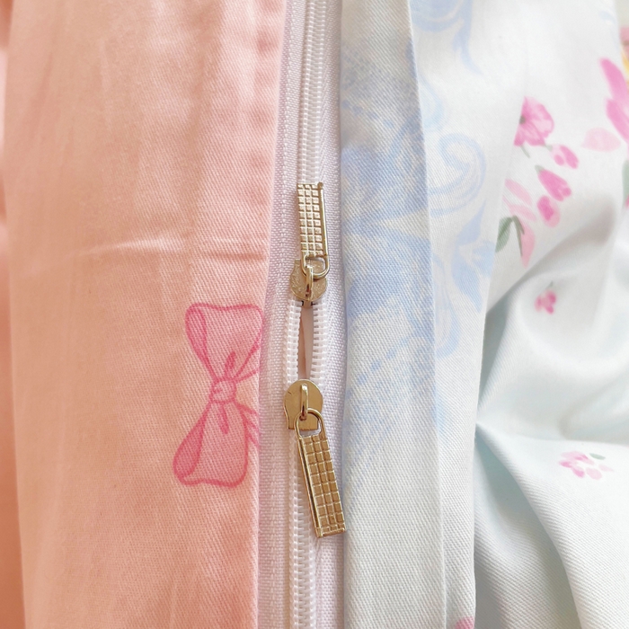 91家纺网 家纺一手货源 找家纺 铭博家纺 2025新款直播爆款100%全棉吊边一字绣工艺款13070印花全棉四件套 苏沐花谣