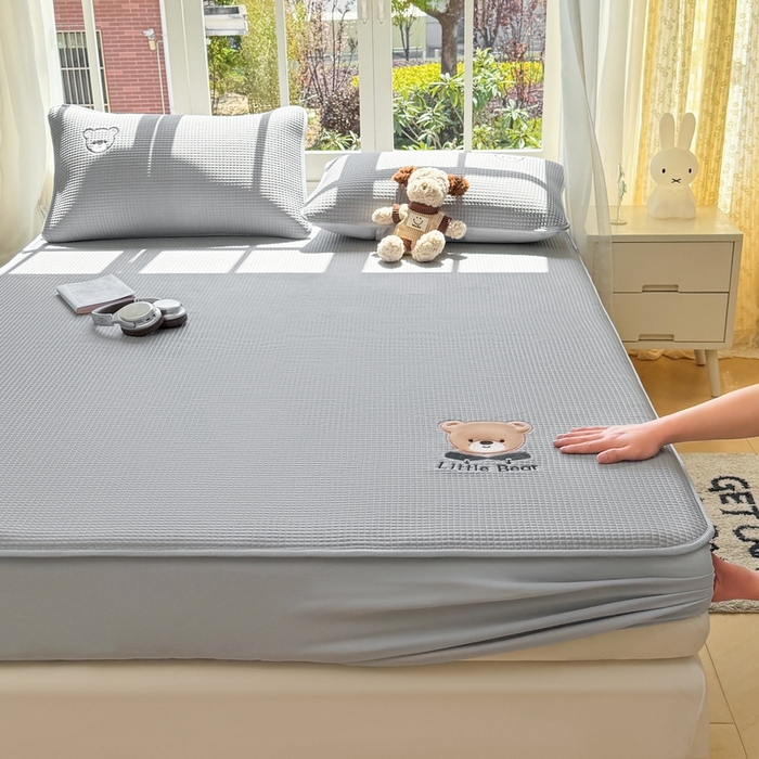 91家纺网 家纺一手货源 找家纺 （总）爱思凯2025新款【瑞宝熊】PE真豆豆-床笠款凉席  场景二