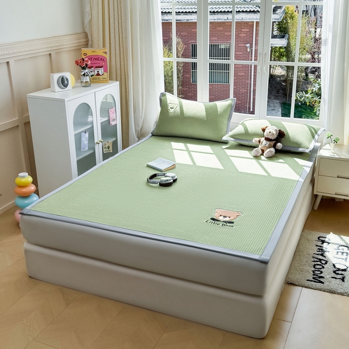 91家纺网 家纺一手货源 找家纺 （总）爱思凯2025新款【瑞宝熊】PE真豆豆床席款凉席 场景二