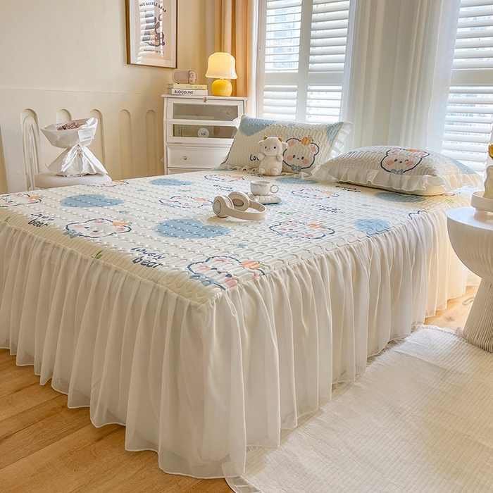 91家纺网 家纺一手货源 找家纺 慕澄2025新款小清新印花凉感丝花床裙款乳胶凉席 爱心小熊