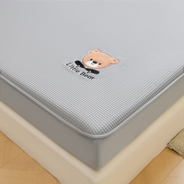 91家纺网 家纺一手货源 找家纺 （总）爱思凯2025新款【瑞宝熊】PE真豆豆-床笠款凉席  场景二