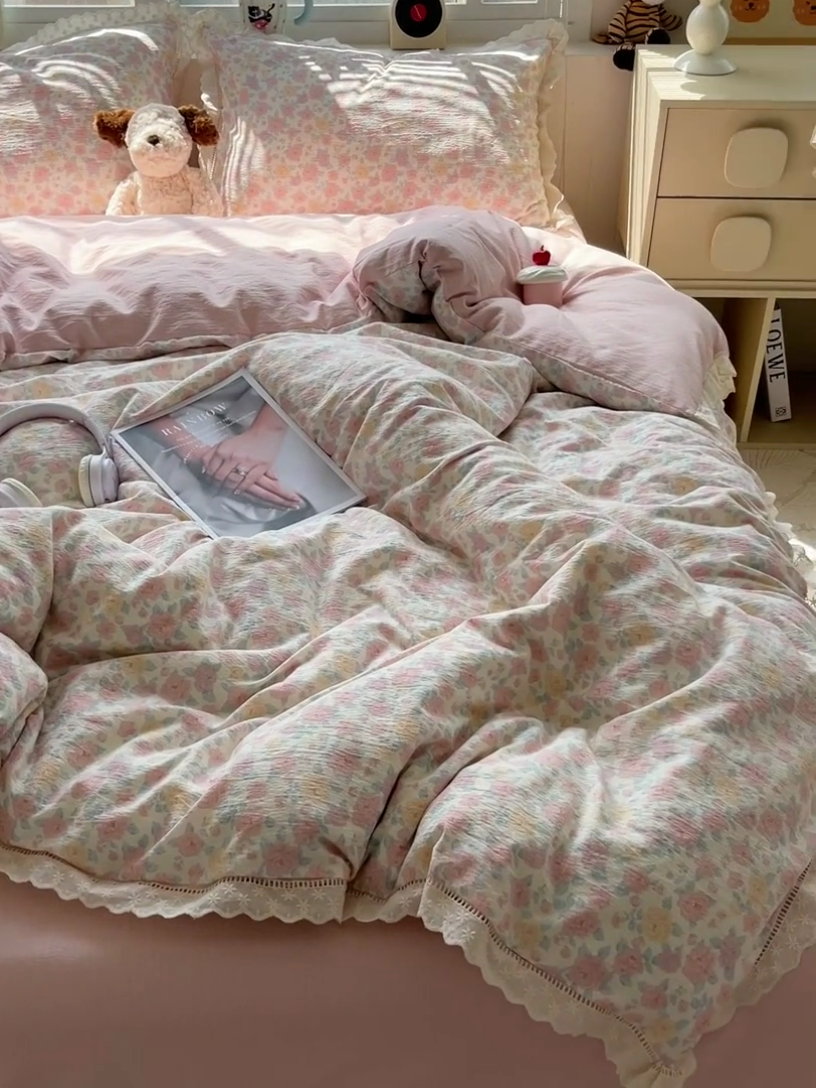 91家纺网 家纺一手货源 找家纺 2025新款云感木棉皱皱双层纱全棉花边四件套 春风里