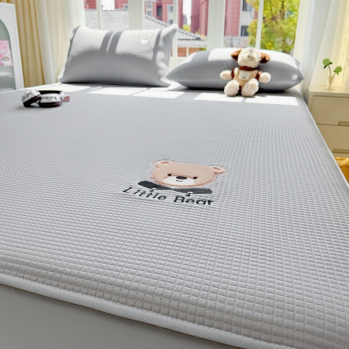 91家纺网 家纺一手货源 找家纺 （总）爱思凯2025新款【瑞宝熊】PE真豆豆-床笠款凉席  场景二