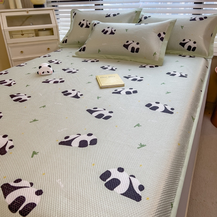 91家纺网 家纺一手货源 找家纺 布卢姆床垫2025新款A类数码印花冰藤席夏凉席--床笠款 熊猫乐乐