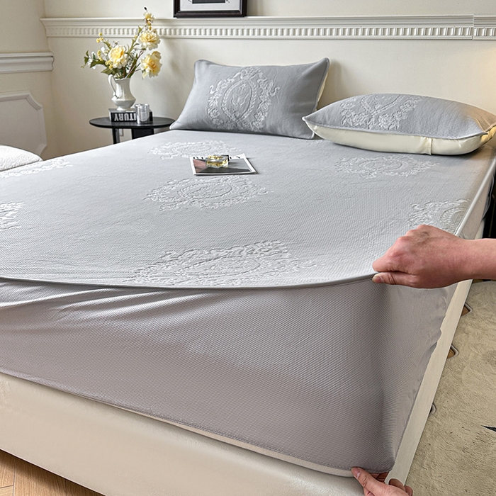 91家纺网 家纺一手货源 找家纺 布卢姆床垫2025新款A类PE乙纶冰豆豆床笠款凉席 蝴蝶花镜 灰