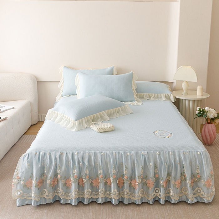 91家纺网 家纺一手货源 找家纺 好儿喜家纺2025新款海洋丝凉感豆豆床裙凉席-花蜜 浅蓝 