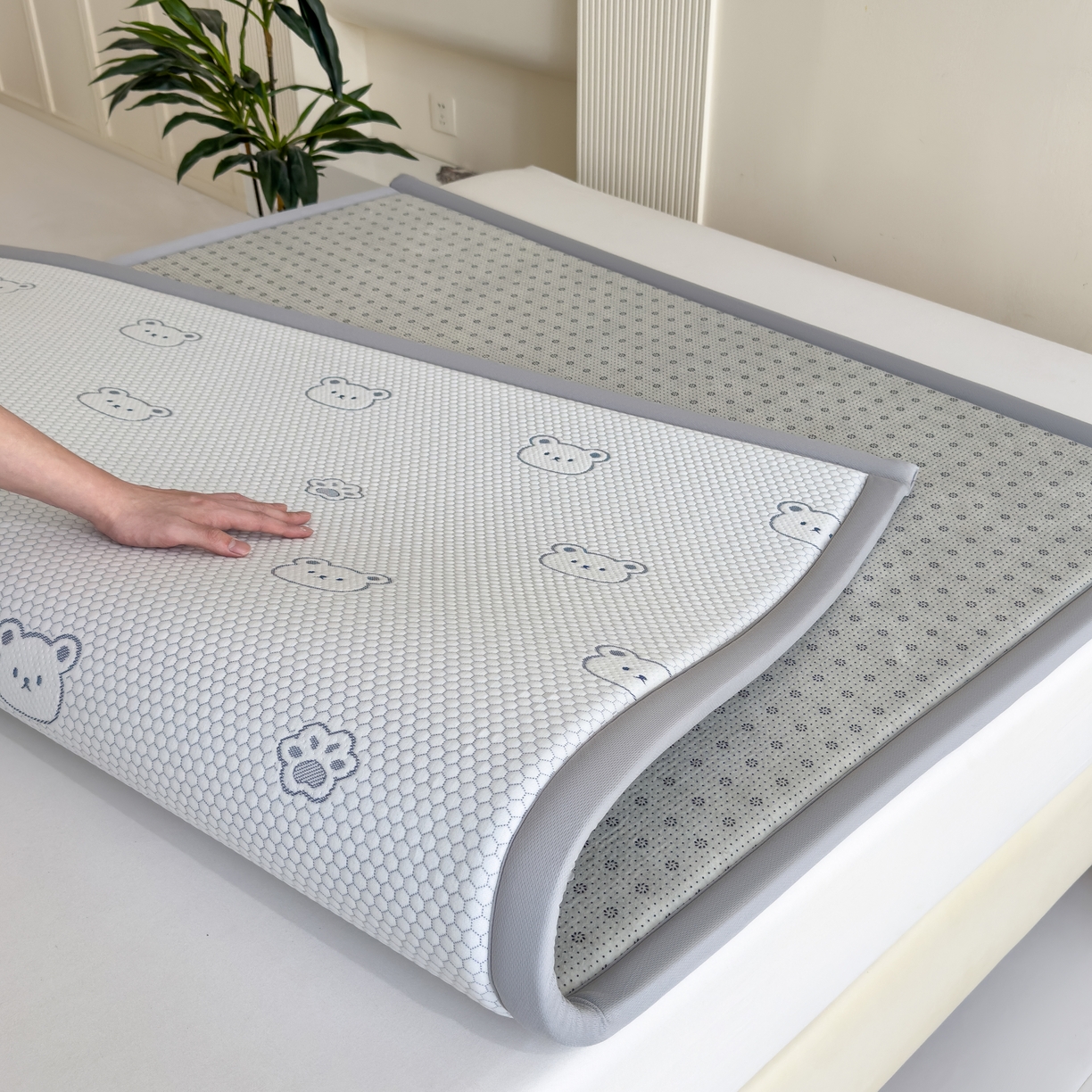 91家纺网 家纺一手货源 找家纺 席世家 2025新款凉感豆豆多功能垫 小熊-蓝