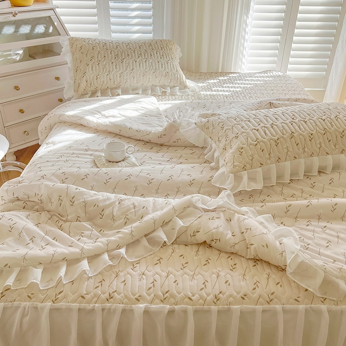 91家纺网 家纺一手货源 找家纺 慕澄2025新款小清新印花凉感丝花床裙款乳胶凉席 叶子青青