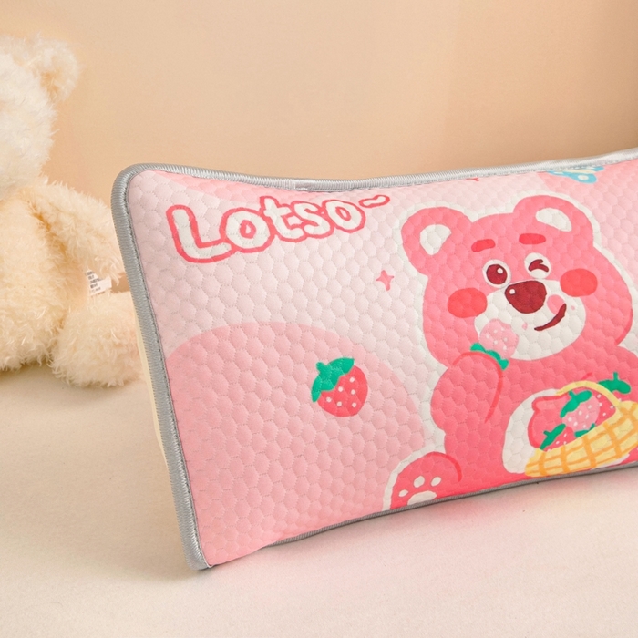 91家纺网 家纺一手货源 找家纺 富馨莱 2025新款儿童冰丝豆豆枕套 草莓小熊