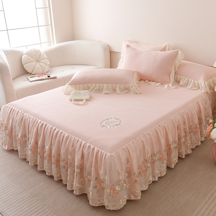 91家纺网 家纺一手货源 找家纺 好儿喜家纺2025新款海洋丝凉感豆豆床裙凉席-花蜜 浅粉 