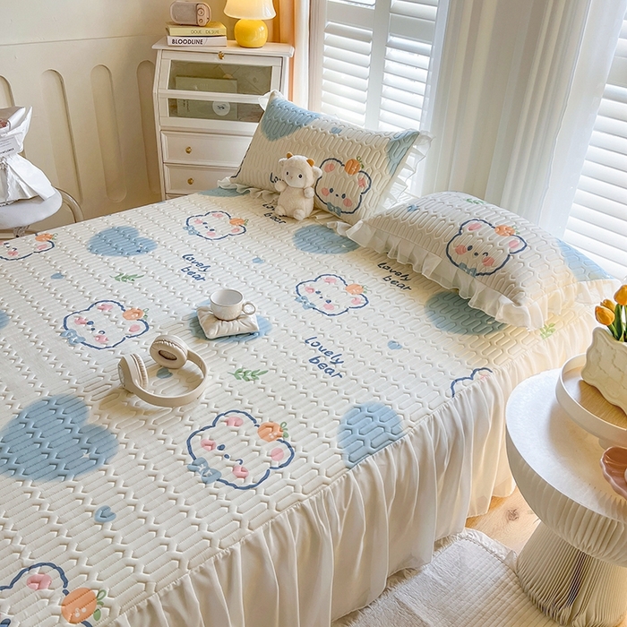 91家纺网 家纺一手货源 找家纺 （总）慕澄2025新款小清新印花凉感丝花床裙款乳胶凉席