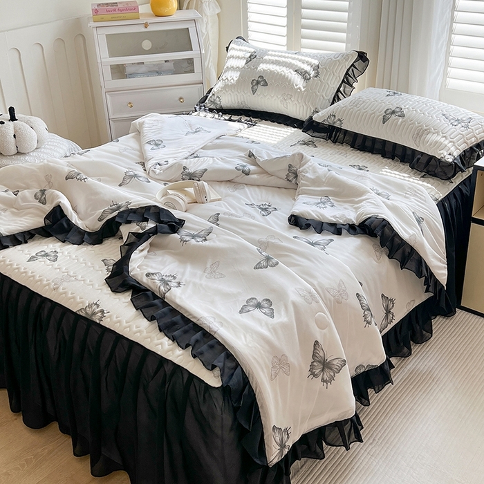 91家纺网 家纺一手货源 找家纺 慕澄2025新款小版印花床裙款乳胶凉席凉感丝夏被四件套 黑蝴蝶