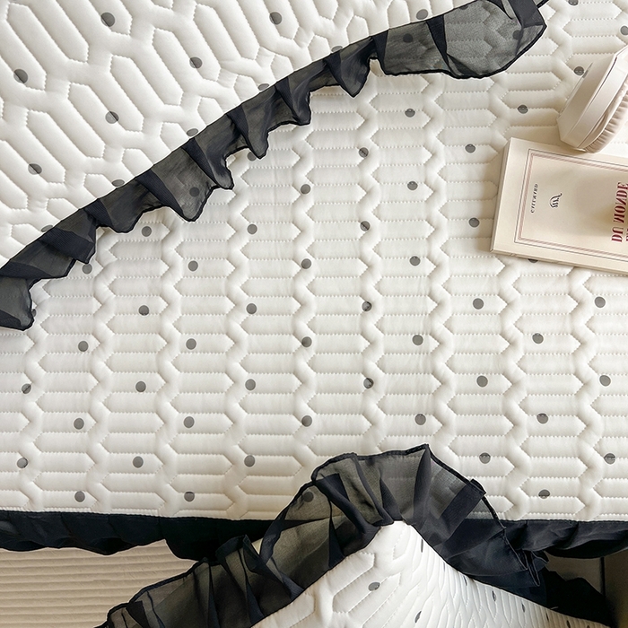 91家纺网 家纺一手货源 找家纺 慕澄2025新款小清新印花凉感丝花床裙款乳胶凉席 黑波点