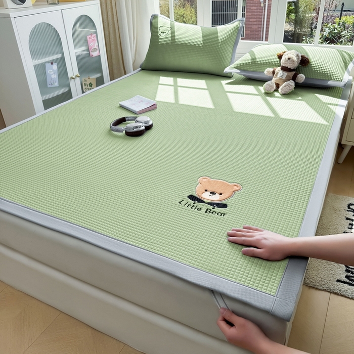 91家纺网 家纺一手货源 找家纺 （总）爱思凯2025新款【瑞宝熊】PE真豆豆床席款凉席 场景二