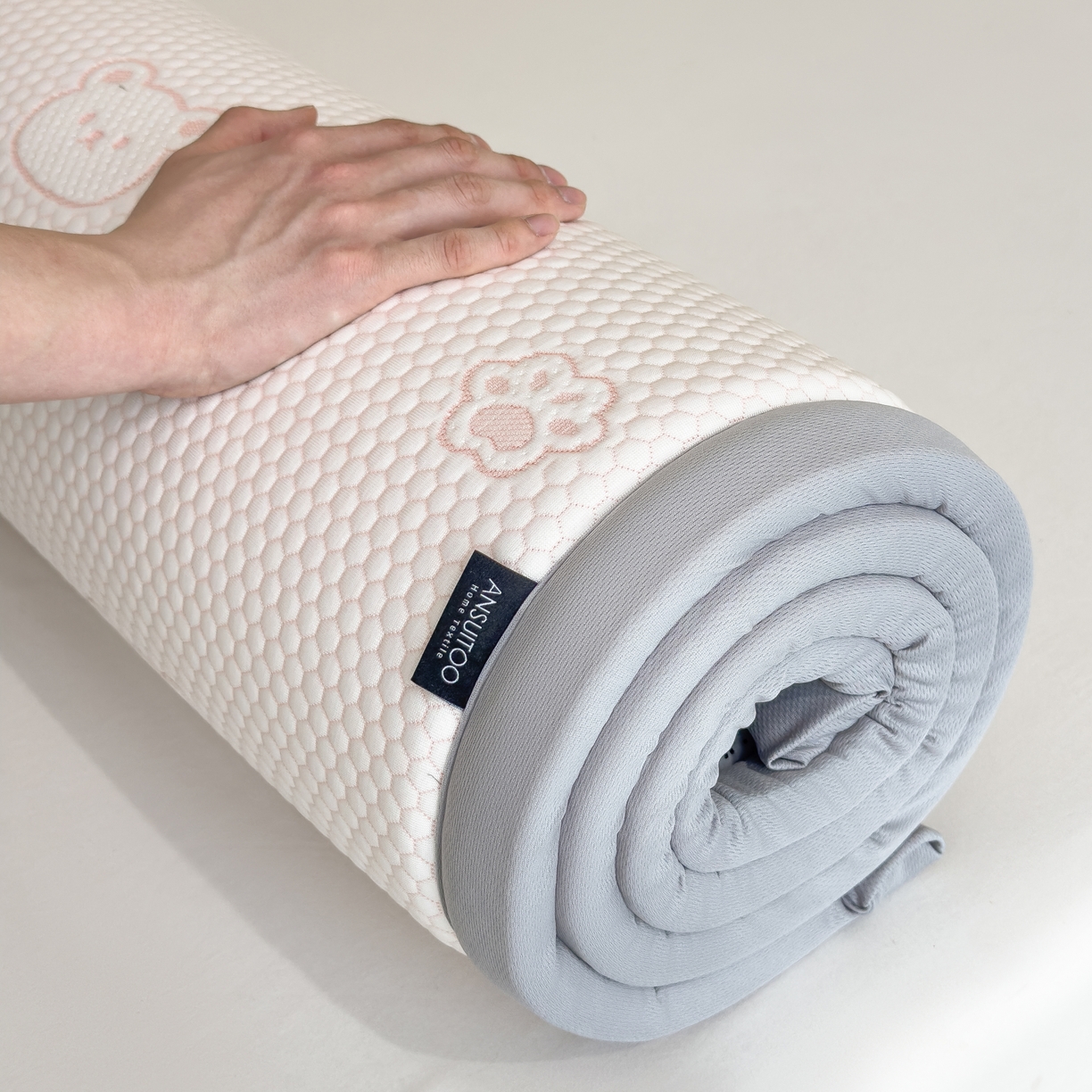 91家纺网 家纺一手货源 找家纺 席世家 2025新款凉感豆豆多功能垫 小熊-粉