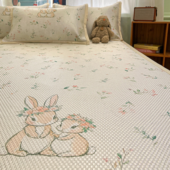 91家纺网 家纺一手货源 找家纺 布卢姆床垫2025新款A类数码印花冰藤席夏凉席--床席款 花园小兔