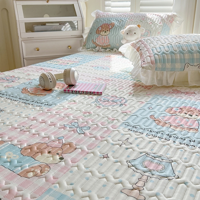 91家纺网 家纺一手货源 找家纺 慕澄2025新款小清新印花凉感丝花床裙款乳胶凉席 音乐会