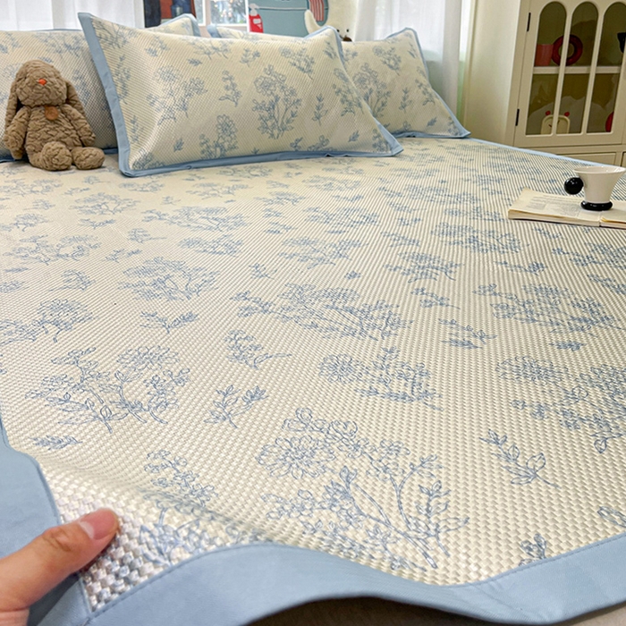 91家纺网 家纺一手货源 找家纺 布卢姆床垫2025新款A类数码印花冰藤席夏凉席--床席款 雏菊花影