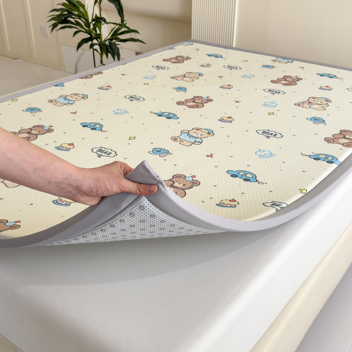 91家纺网 家纺一手货源 找家纺 席世家 2025新款印花豆豆多功能垫 汽车小熊