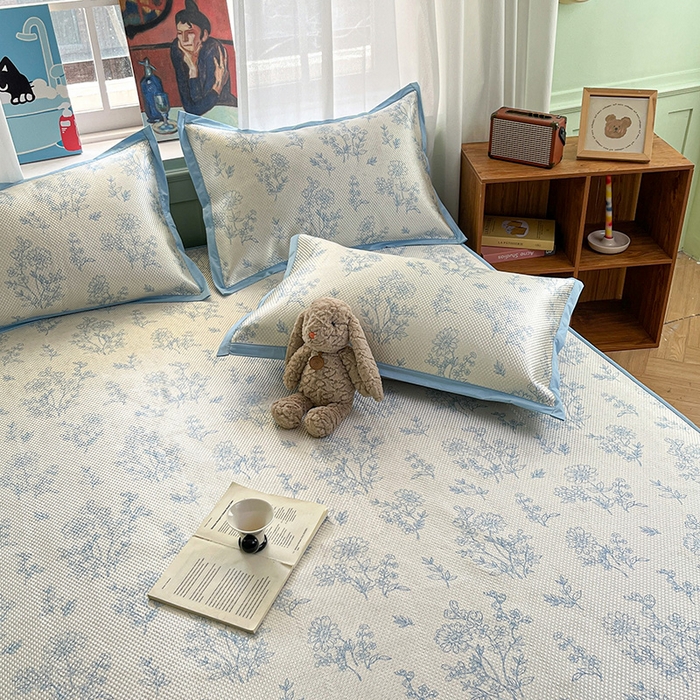 91家纺网 家纺一手货源 找家纺 布卢姆床垫2025新款A类数码印花冰藤席夏凉席--床笠款 雏菊花影床笠