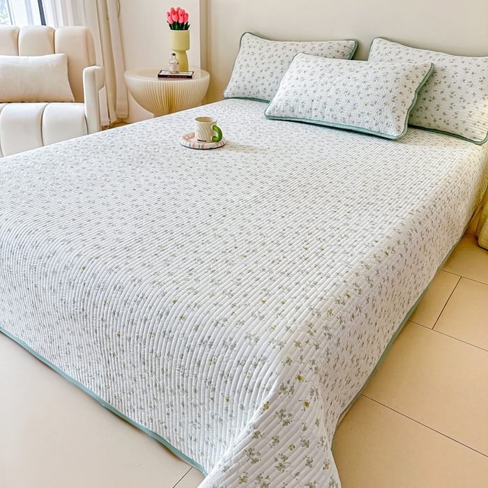 91家纺网 家纺一手货源 找家纺 橘夏家纺2025爆款棉感珍珠绸印花床盖三件套 花非花-仙踪绿