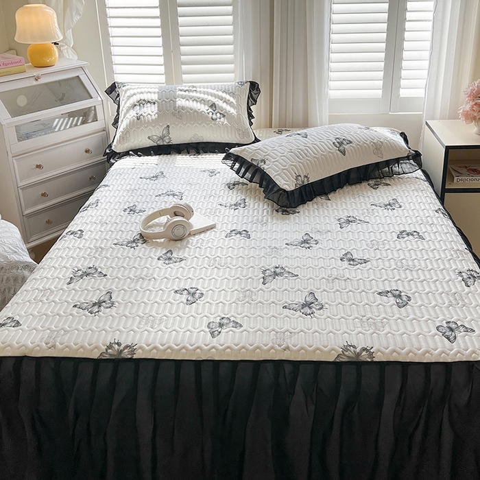 91家纺网 家纺一手货源 找家纺 慕澄2025新款小清新印花凉感丝花床裙款乳胶凉席 黑蝴蝶