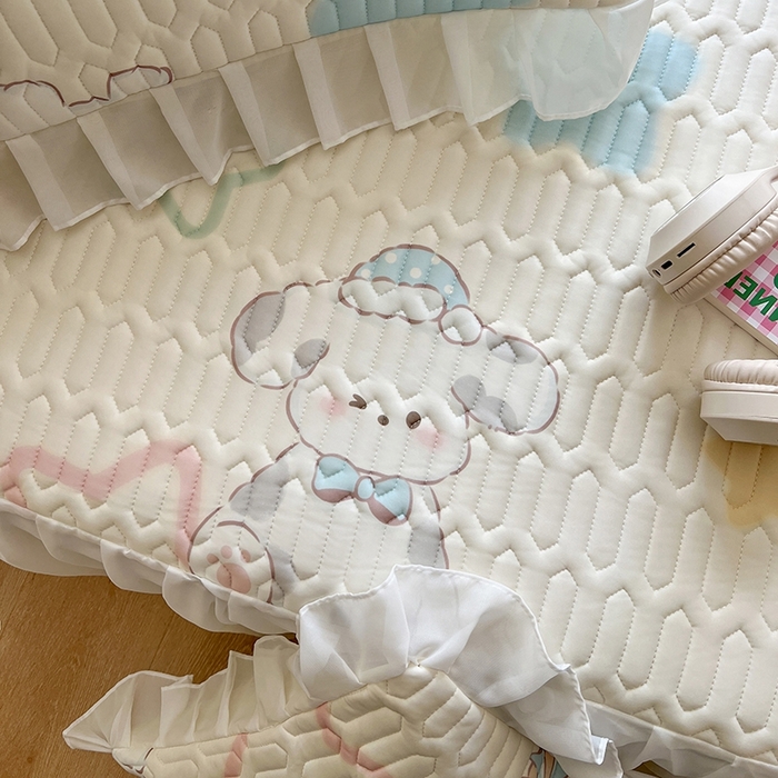 91家纺网 家纺一手货源 找家纺 慕澄2025新款小清新印花凉感丝花床裙款乳胶凉席 夏日幸福