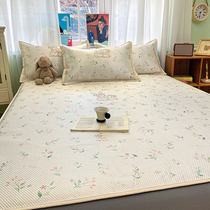 91家纺网 家纺一手货源 找家纺 布卢姆床垫2025新款A类数码印花冰藤席夏凉席--床笠款 花园小兔床笠