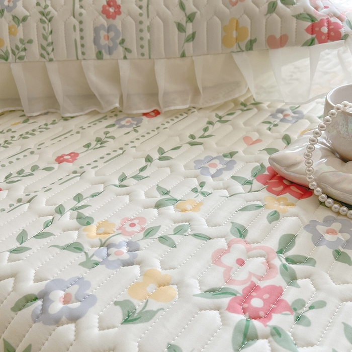 91家纺网 家纺一手货源 找家纺 慕澄2025新款小清新印花凉感丝花床裙款乳胶凉席 春季花花