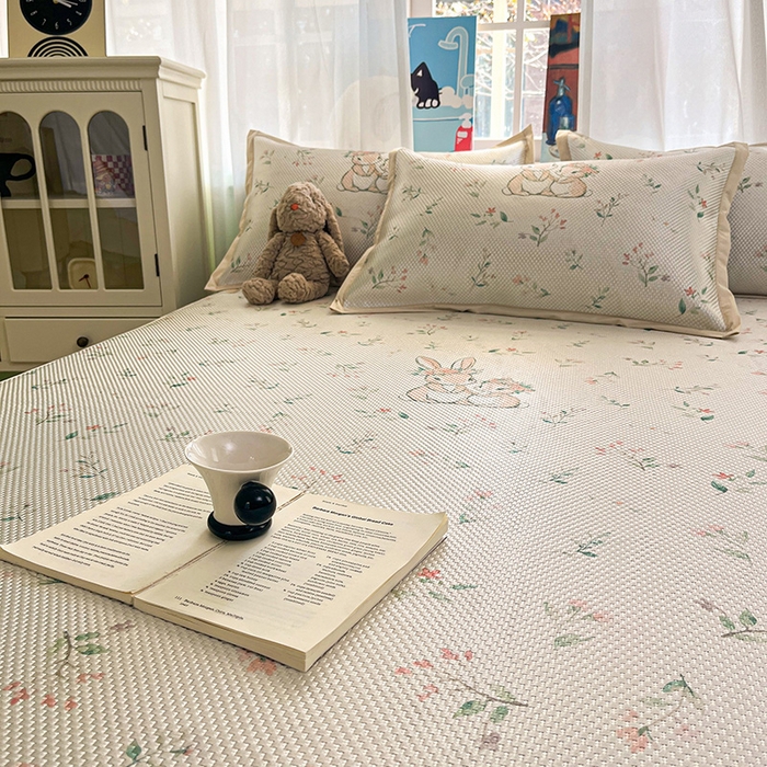 91家纺网 家纺一手货源 找家纺 布卢姆床垫2025新款A类数码印花冰藤席夏凉席--床笠款 花园小兔床笠