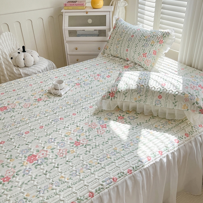 91家纺网 家纺一手货源 找家纺 慕澄2025新款小清新印花凉感丝花床裙款乳胶凉席 春季花花