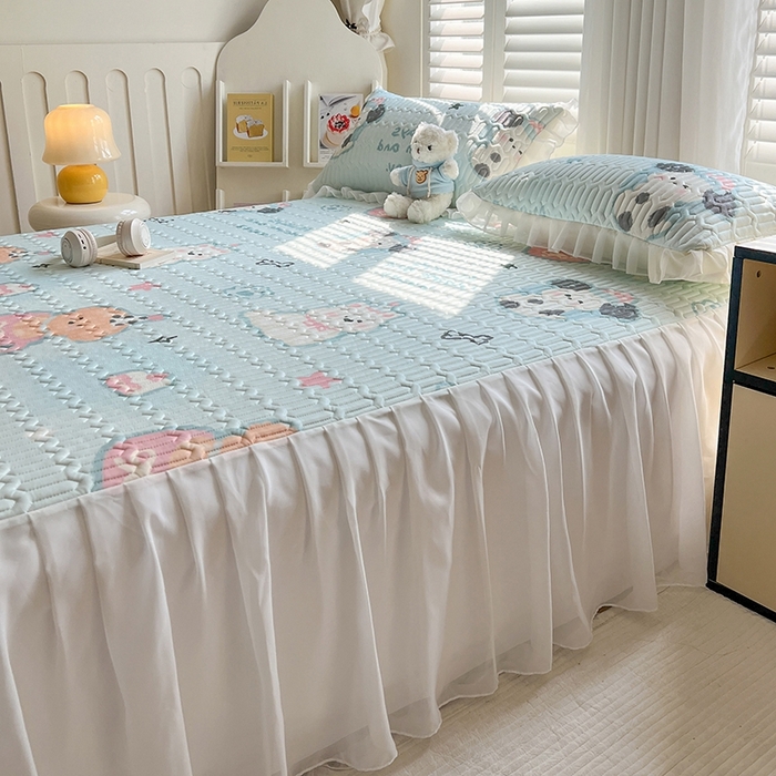 91家纺网 家纺一手货源 找家纺 慕澄2025新款小清新印花凉感丝花床裙款乳胶凉席 嘟嘟旺仔