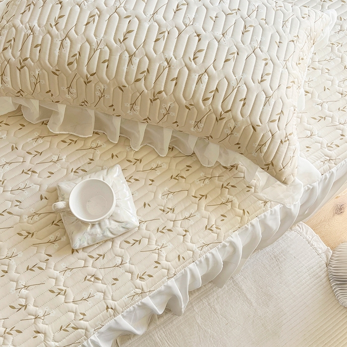 91家纺网 家纺一手货源 找家纺 慕澄2025新款小清新印花凉感丝花床裙款乳胶凉席 叶子青青