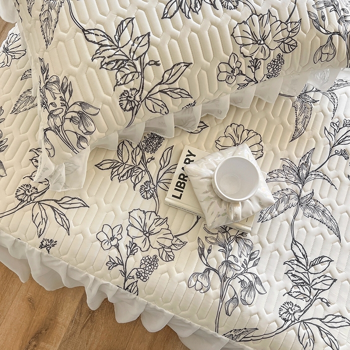 91家纺网 家纺一手货源 找家纺 慕澄2025新款小清新印花凉感丝花床裙款乳胶凉席 赫本