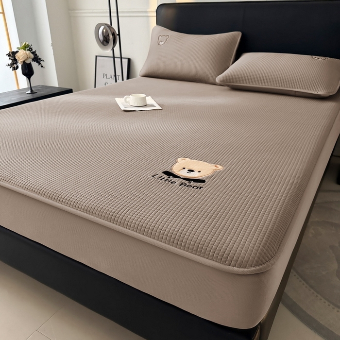 91家纺网 家纺一手货源 找家纺 （总）爱思凯2025新款【瑞宝熊】PE真豆豆-床笠款凉席  场景三