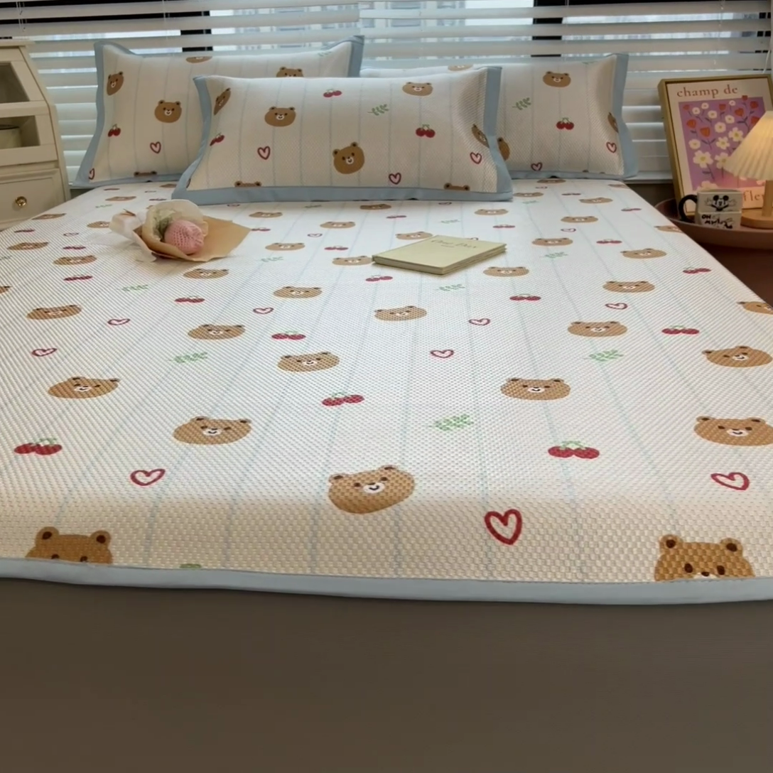 91家纺网 家纺一手货源 找家纺 布卢姆床垫2025新款A类数码印花冰藤席夏凉席--床笠款 樱桃熊