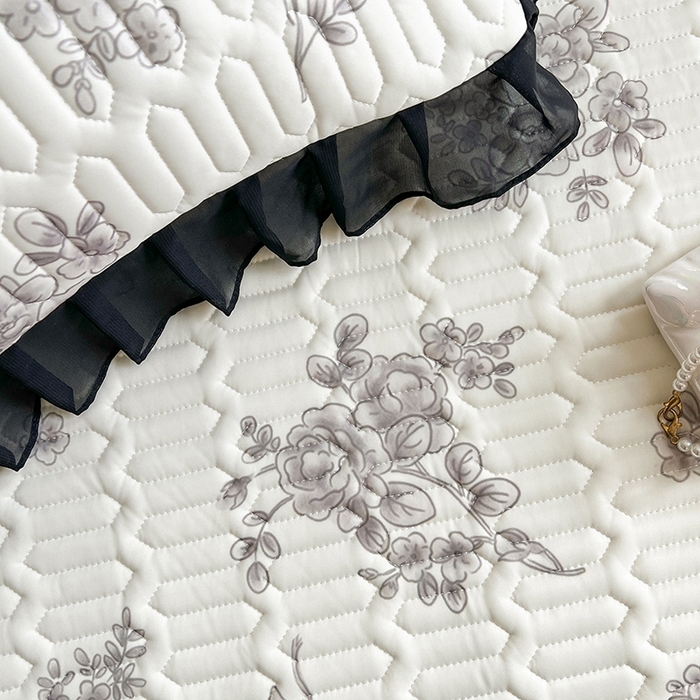 91家纺网 家纺一手货源 找家纺 慕澄2025新款小清新印花凉感丝花床裙款乳胶凉席 素描花