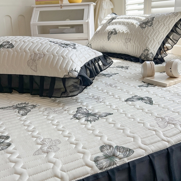 91家纺网 家纺一手货源 找家纺 慕澄2025新款小清新印花凉感丝花床裙款乳胶凉席 黑蝴蝶