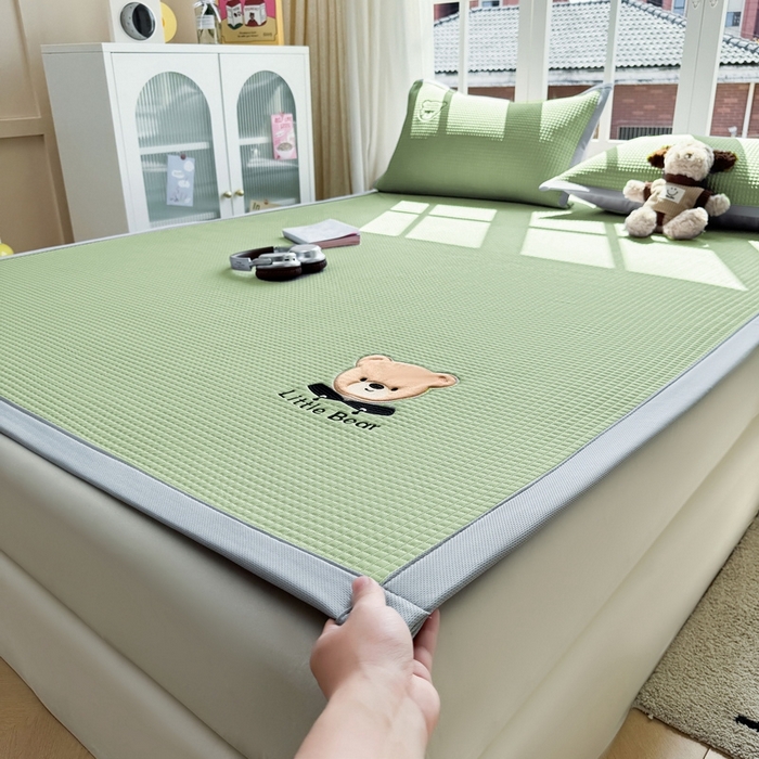 91家纺网 家纺一手货源 找家纺 （总）爱思凯2025新款【瑞宝熊】PE真豆豆床席款凉席 场景二