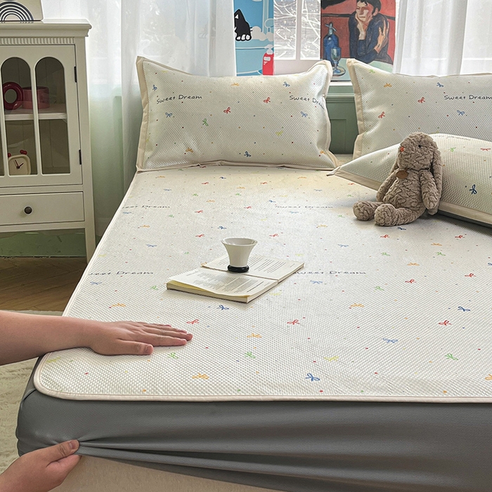 91家纺网 家纺一手货源 找家纺 布卢姆床垫2025新款A类数码印花冰藤席夏凉席--床笠款 波点蝴蝶结床笠